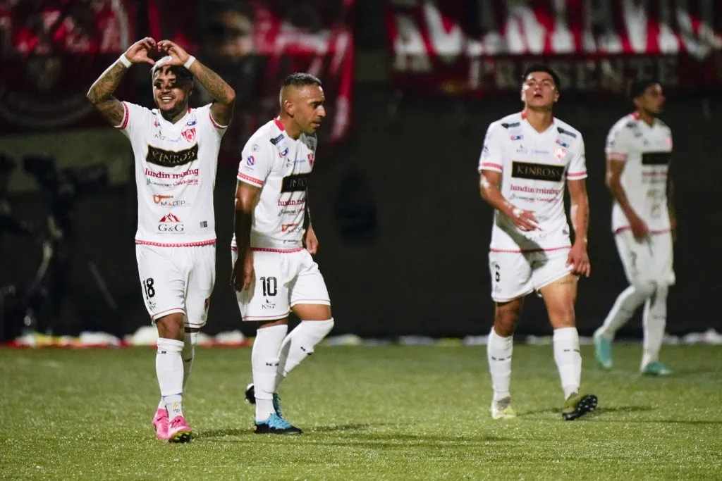 Jorge Luna festeja el gol de Juan Carlos Gaete que abrió la cuenta ante La Calera. (Alex Fuentes/Photosport).