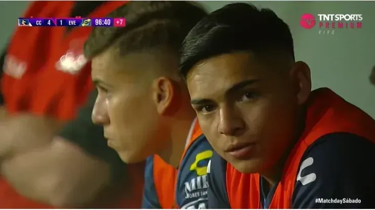 Joan Cruz fue suplente en Everton ante Colo Colo.