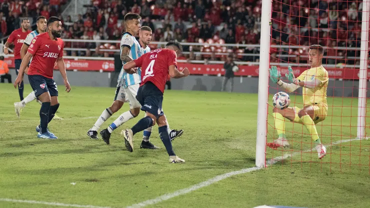 Gol de Isla y locura de los hinchas de Independiente.