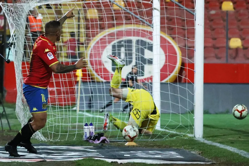 Emiliano Vecchio felicita a Ariel Uribe por el preciso centro para su gol de cabeza. (Dragomir Yankovic/Photosport).