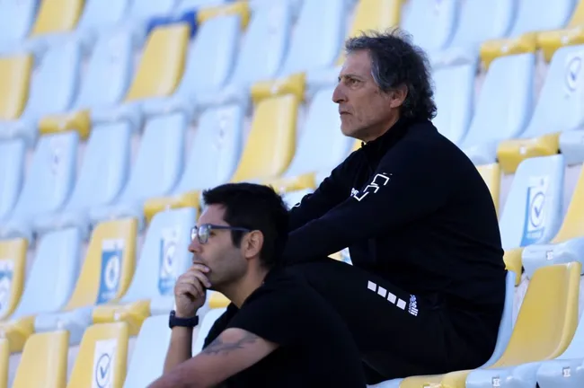 Así vio el partido Mario Salas tras recibir la roja directa frente a Everton. (Andrés Piña/Photosport).