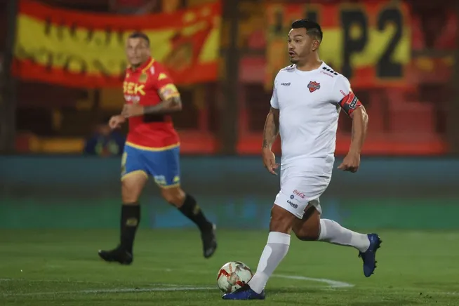 Lorenzo Reyes fue expulsado en la derrota ante Unión Española. (Dragomir Yankovic/Photosport).