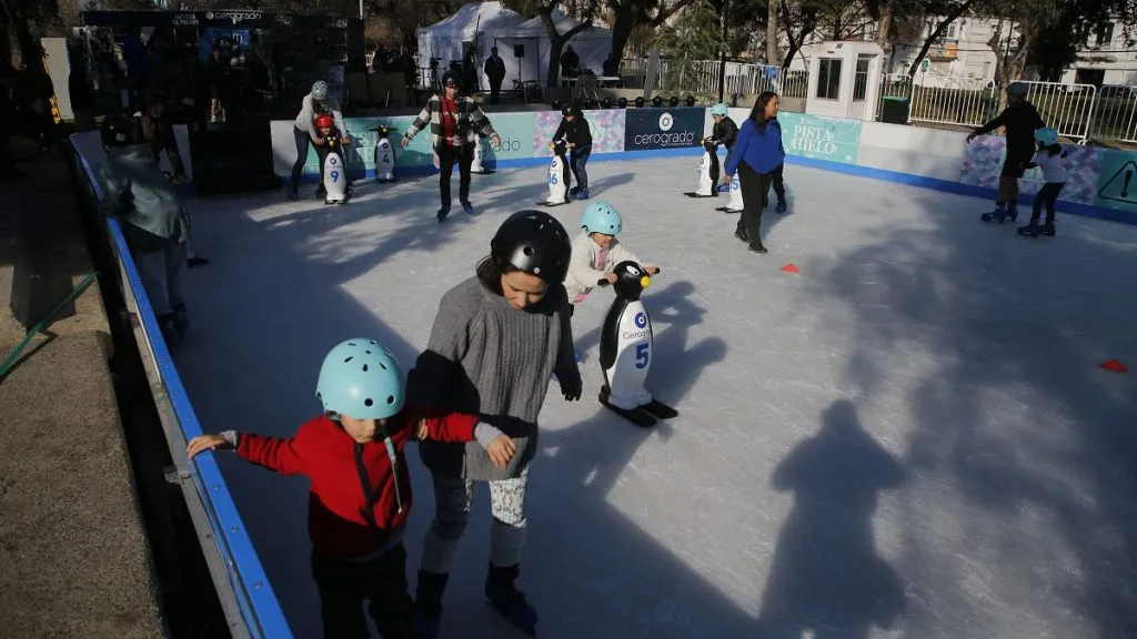 Familias realizan actividades de patinaje sobre hielo en el Parque Bustamante.