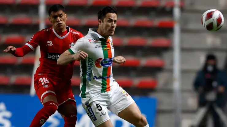 Los jugadores de Cobresal y Unión La Calera pelean por el balón.