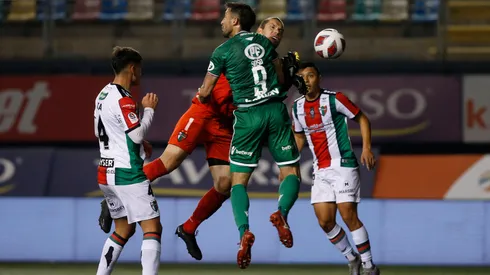 Los jugadores de Audax Italiano y Palestino disputan el balón en el aire.