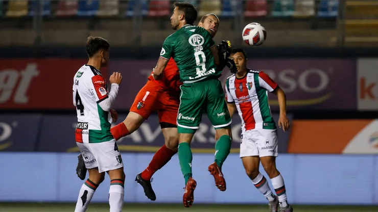 Los jugadores de Audax Italiano y Palestino disputan el balón en el aire.