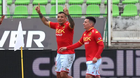 Emiliano Vecchio festeja el gol que marcó para la victoria de Unión Española.