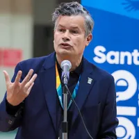 Felipe Bianchi protagoniza escándalo por millonario aumento de sueldos en Santiago 2023