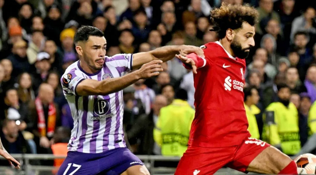 Gabriel Suazo dejó su marca en Inglaterra tras enfrentar a Liverpool en la Europa League. ¿Se beneficia Colo Colo con esto? | Foto: Getty Images.