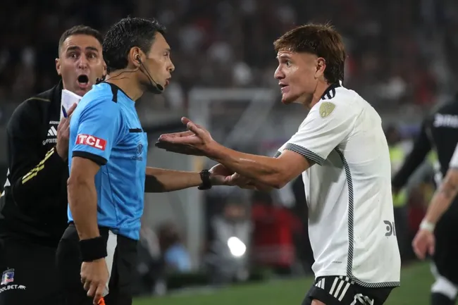 Manolo Jiménez en el Monumental protesta una decisión arbitral en la derrota ante Colo Colo sufrida en Santiago. (Jonnathan Oyarzun/Photosport)