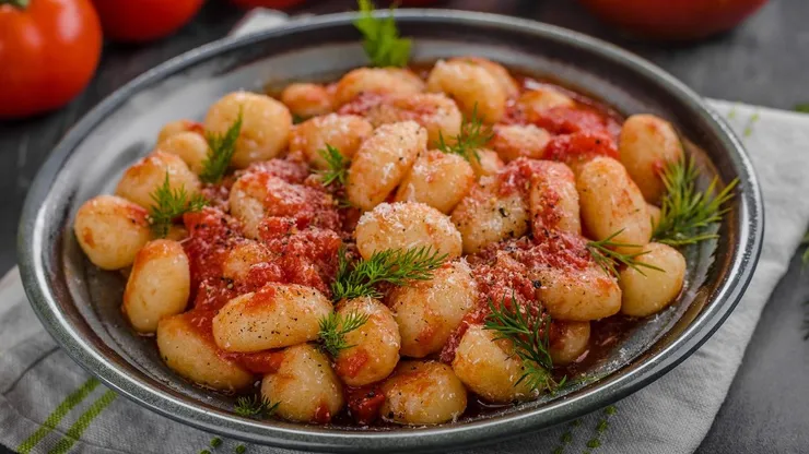 Gnocchi con salsa de tomate y queso