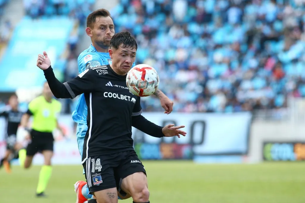 Cristián Zavala aguanta la marca de Miguel Sanhueza en la victoria de Colo Colo frente a Iquique. (Alex Díaz/Photosport).