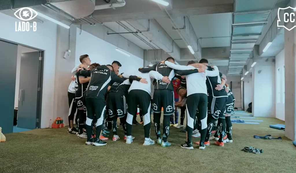 La arenga de Arturo Vidal terminó con un grito a todo pulmón. (Foto: Colo Colo | Lado B).