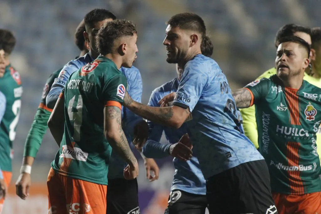 Leonel Mosevich se embronca con Franco Bechtholdt. (Jorge Loyola/Photosport).