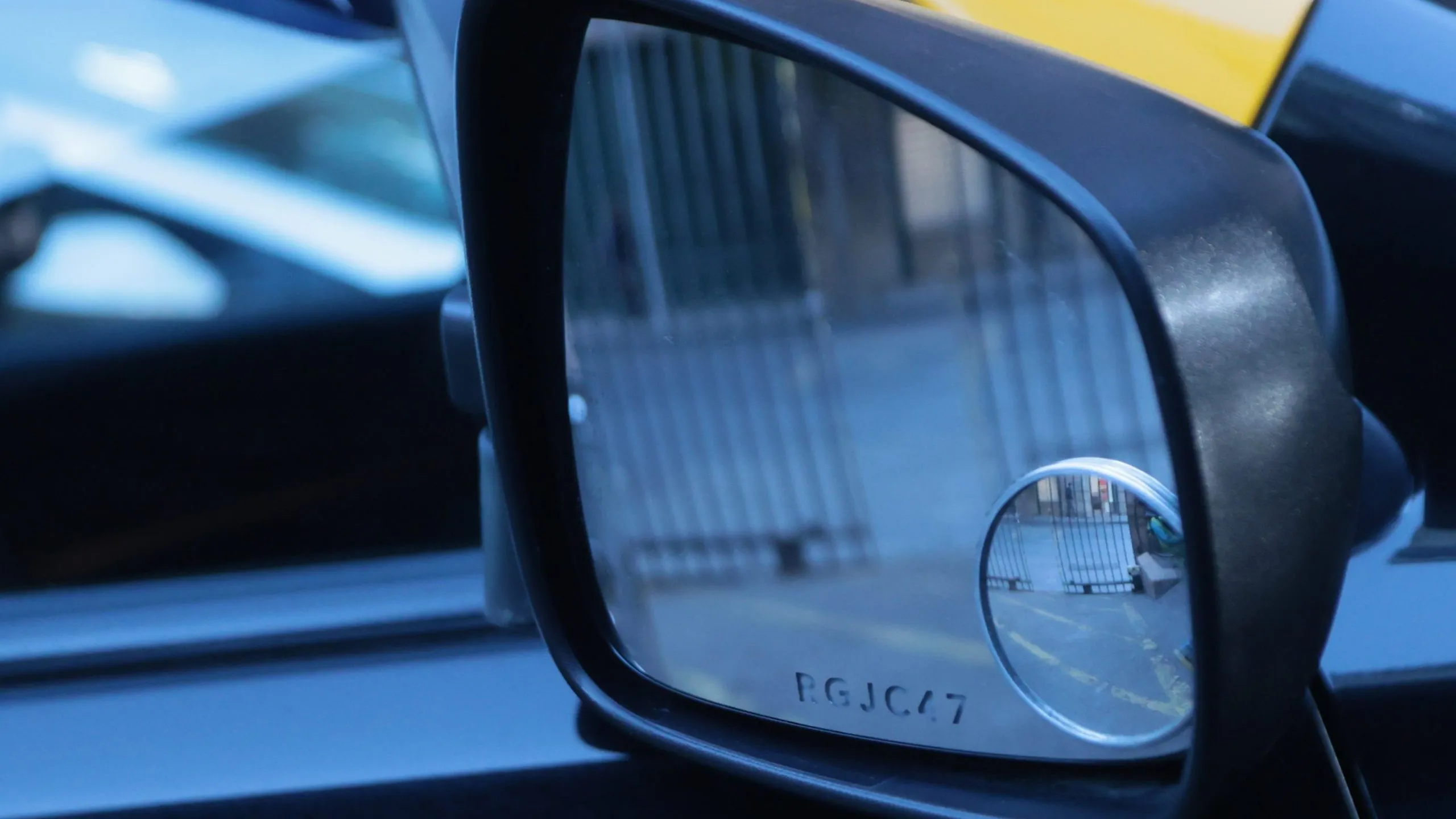 Hasta el 14 de mayo del 2025 los vehículos “usados” o comprados antes del 14 de agosto de 2024 tendrán plazo para grabar su placa patente en vidrios y espejos. (Foto: Karin Pozo-Aton Chile)