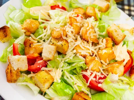 Receta de ensalada César para un almuerzo fácil y saludable