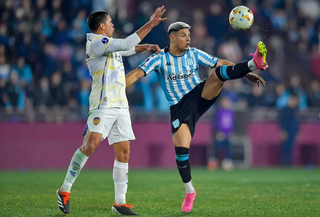 Maximiliano Salas en acción por Racing ante Sportivo Luqueño. (Marcelo Endelli/Getty Images)