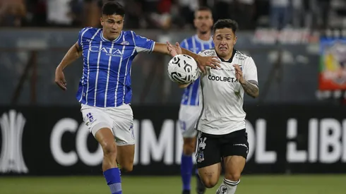 Thomas Galdames corre directo hacia Europa. En la imagen lucha una pelota con Cristián Zavala.