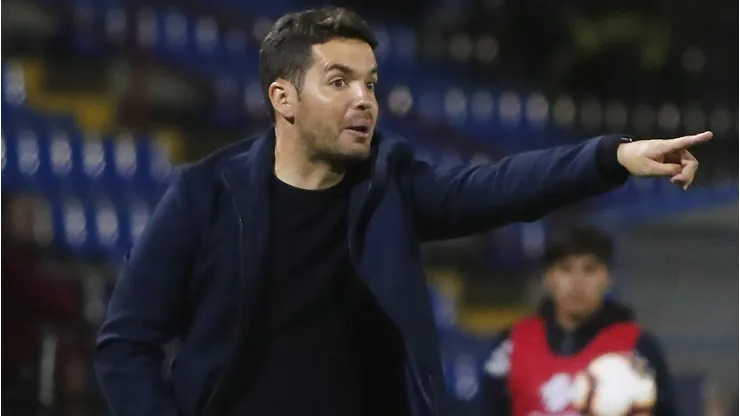 Nicolás Larcamón cuando era DT de Huachipato.