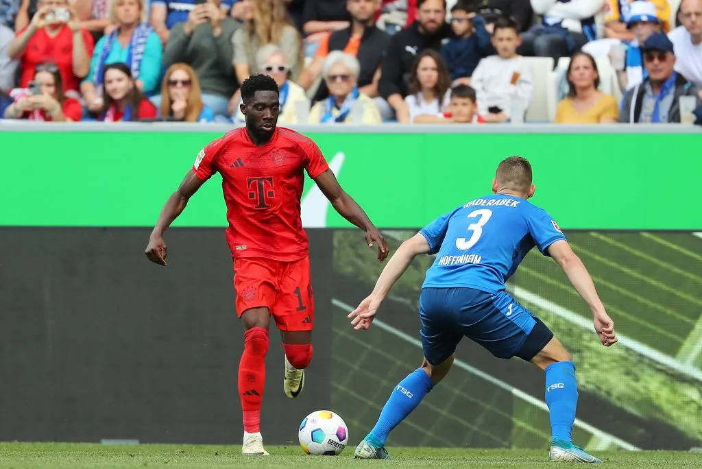 Alphonso Davies en acción por el Bayern Múnich ante el Hoffenheim. El zurdo canadiense jugará ante Chile en la Copa América. (Imago).