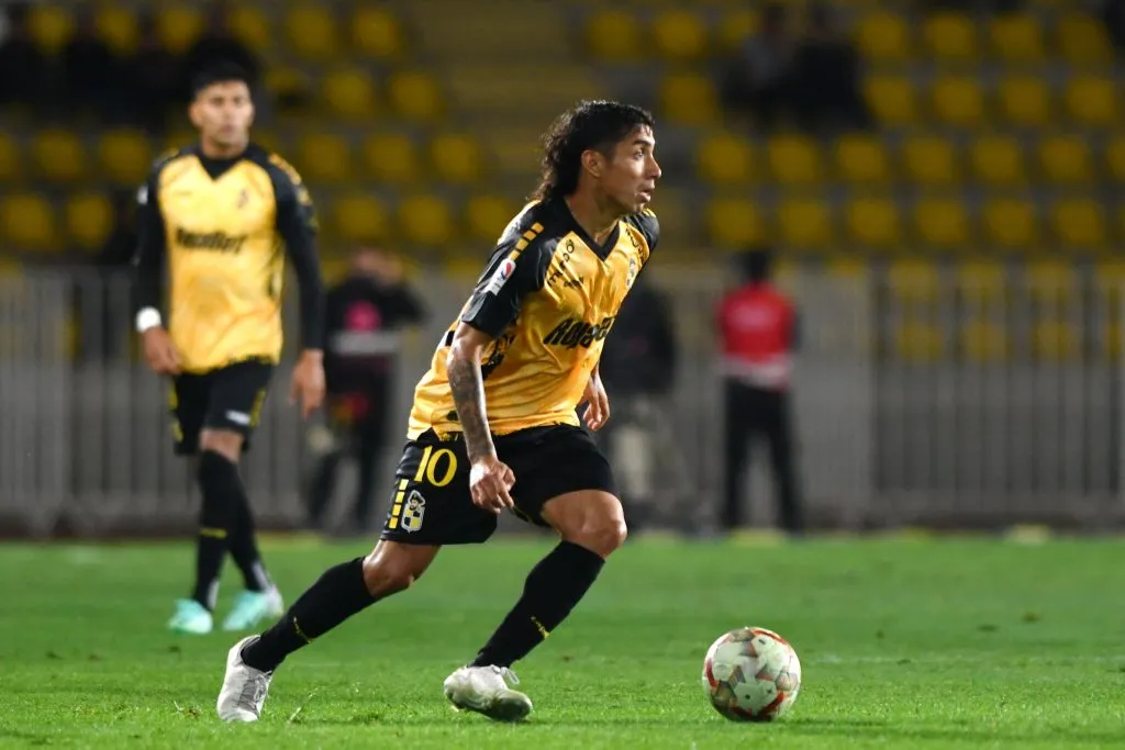 Luciano Cabral está cerca de Colo Colo pero el fútbol mexicano se mete por los palos. Foto: Photosport.