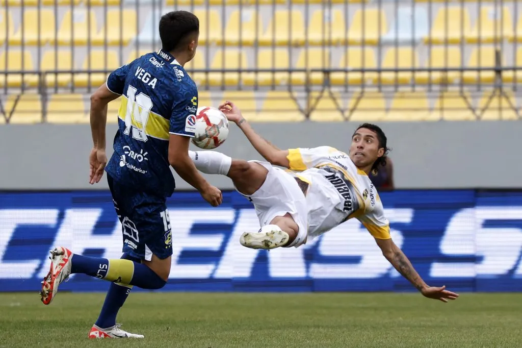 Luciano Cabral le anotó una joya de tijera a Everton de Viña del Mar. (Andrés Piña/Photosport).