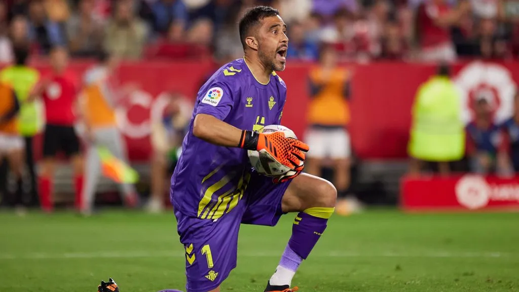 Claudio Bravo se va del Real Betis lamentando una temporada ingrata.
