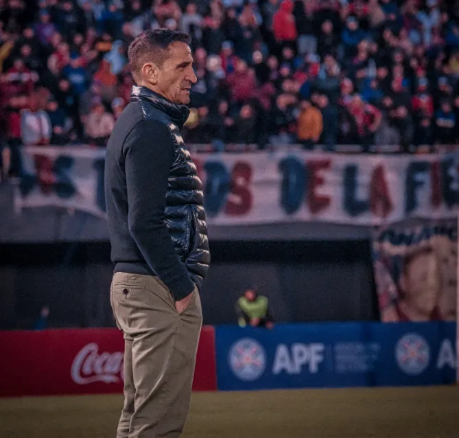 Manolo Jiménez en el último partido de Cerro Porteño antes de recibir a Colo Colo. (Foto: Cerro Porteño).