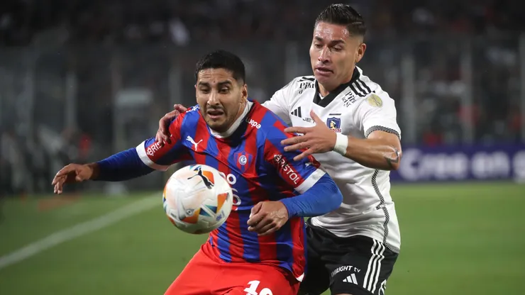 Los jugadores de Cerro Porteño y Colo Colo disputan el balón.