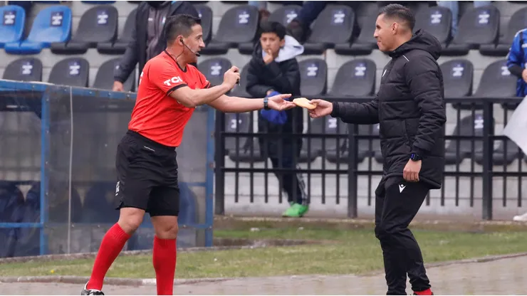 Felipe González entrega al cuarto árbitro sopaipilla que le llegó al arquero de Huachipato.