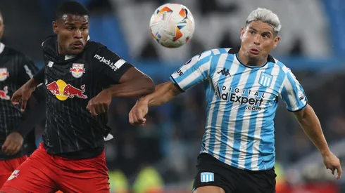 Maxi Salas lucha un balón en el duelo de Racing frente a Red Bull Bragantino por la Copa Sudamericana.