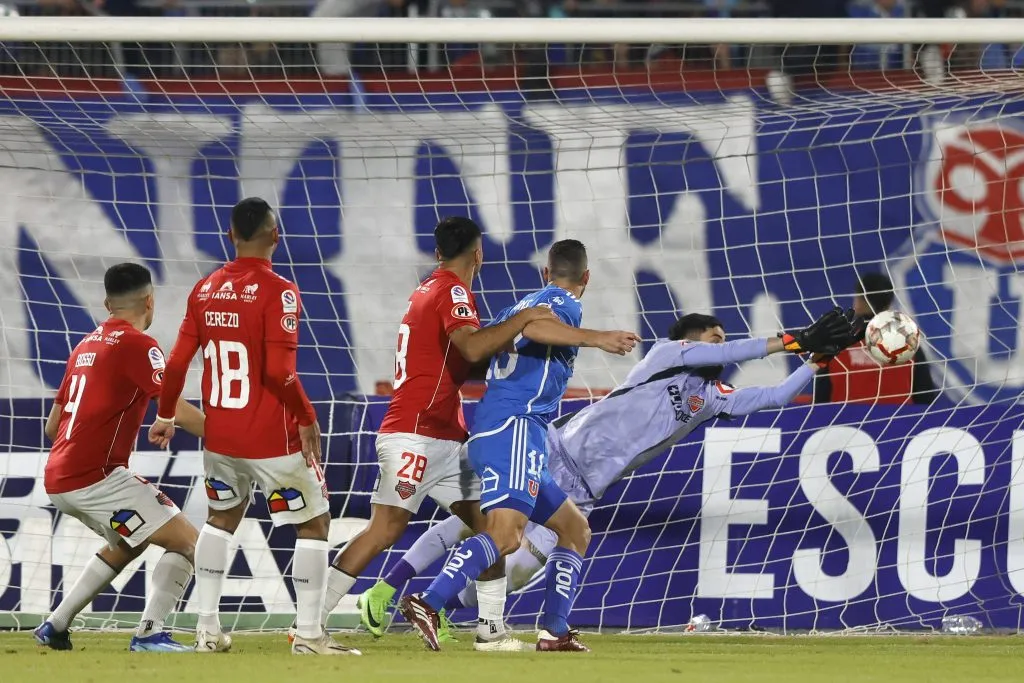 Diego Tapia atajó prácticamente todo ante Universidad de Chile. El meta de 29 años terminó siendo el héroe de Ñublense en el Nacional. | Foto: Photosport.