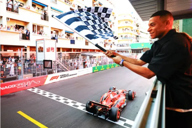 Kylian Mbappé bate la bandera a cuadros en Mónaco al ganador Charles Leclerc. (Getty Images).