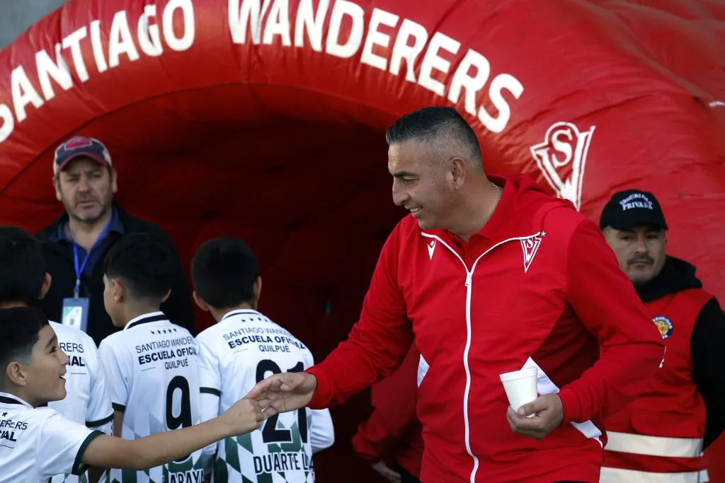 Jaime García recibió mucho cariño en su estreno como DT wanderino. (Andrés Piña/Photosport).