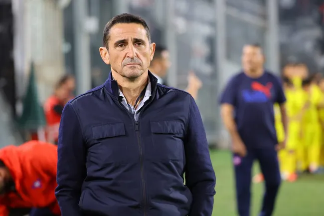Manolo Jiménez sabe que ante Colo Colo se le viene un partido complicado. | Foto: Photosport.