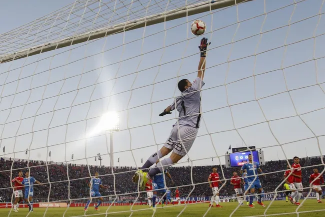 Nicola Pérez desvió levemente el gran remate de Marcelo Díaz. (Felipe Zanca /Photosport).