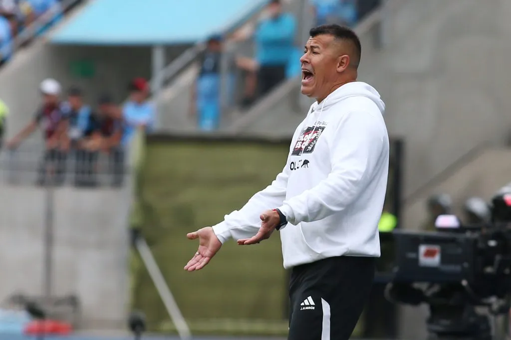 Jorge Almirón da indicaciones en la victoria alba ante Iquique. (Alex Díaz/Photosport).