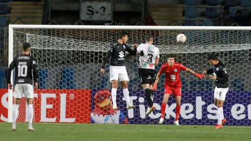 Los jugadores de Palestino y Bolívar disputan el balón en el aire.
