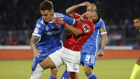 Franco Calderón y Bayron Oyarzo luchan un balón en el Nacional.