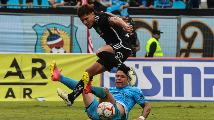 Leo Gil jugando por Colo Colo ante Iquique.