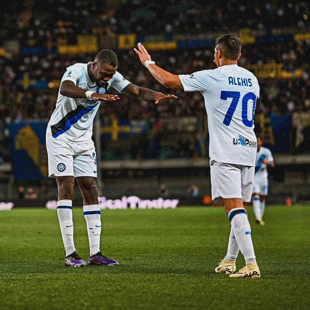 La reverencia de Marcus Thuram para Alexis Sánchez. (Foto: Instagram Alexis Sánchez).