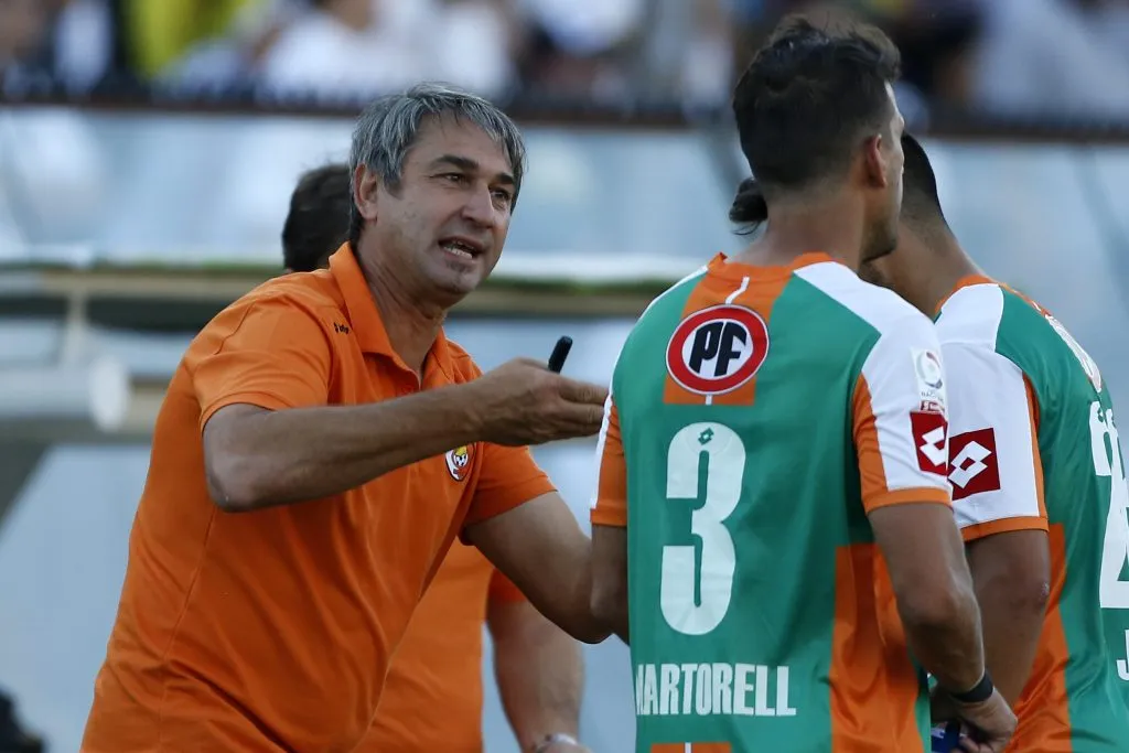 Dalcio Giovagnoli da indicaciones en el plantel campeón de Cobresal en 2015. (Andres Pina/Photosport).