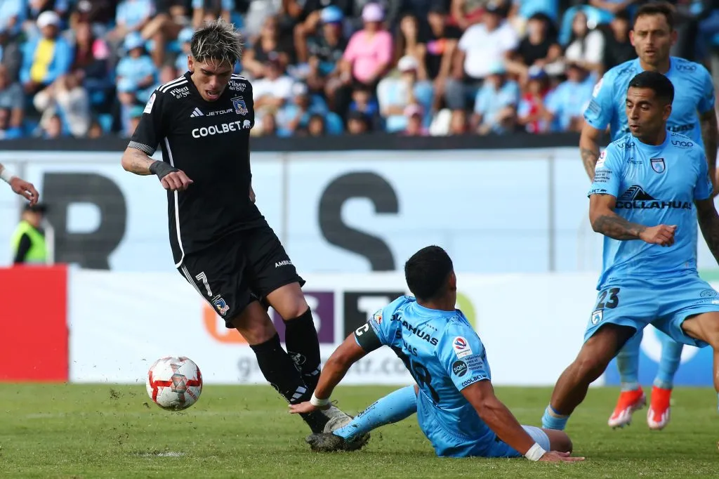 La infracción de Salinas sobre Carlos Palacios. (Alex Diaz/Photosport).