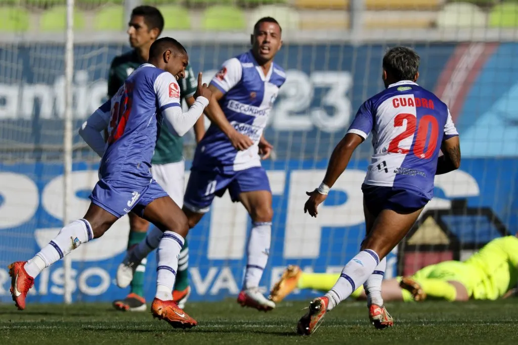 El festejo de los Pumas por el golazo de Luis Guerra. (Andrés Piña/Photosport).