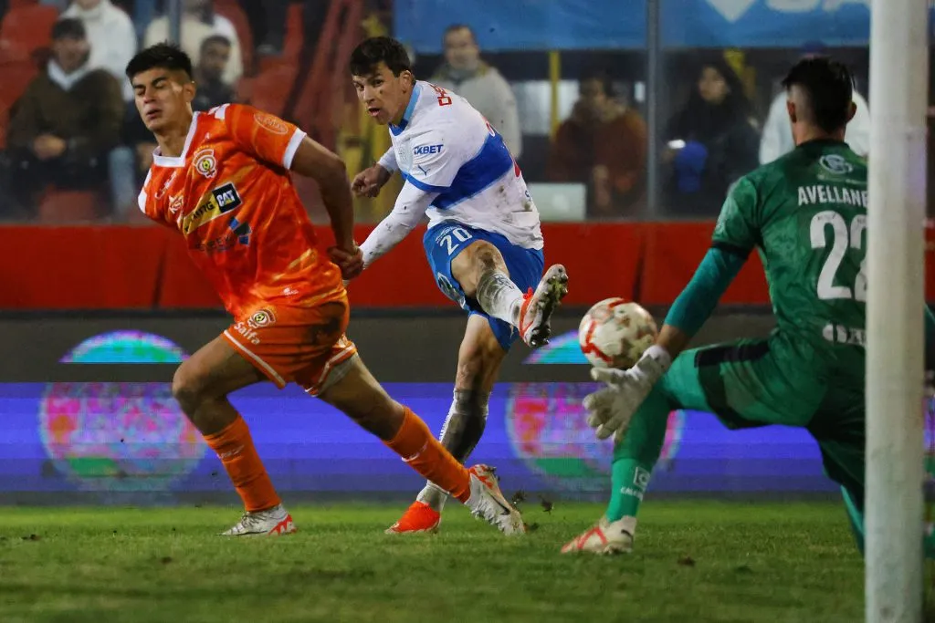Gonzalo Tapia también marcó un doblete para darle el triunfo a Universidad Católica ante Cobreloa. Foto: Photosport.