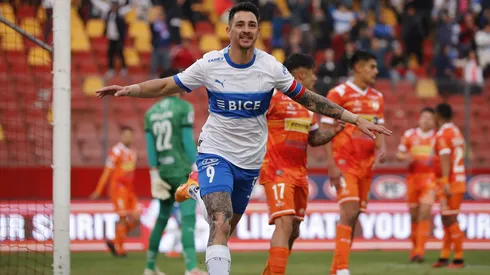 Universidad Católica ganó con un doblete de Zampedri y otro de Tapia para presionar a la U.