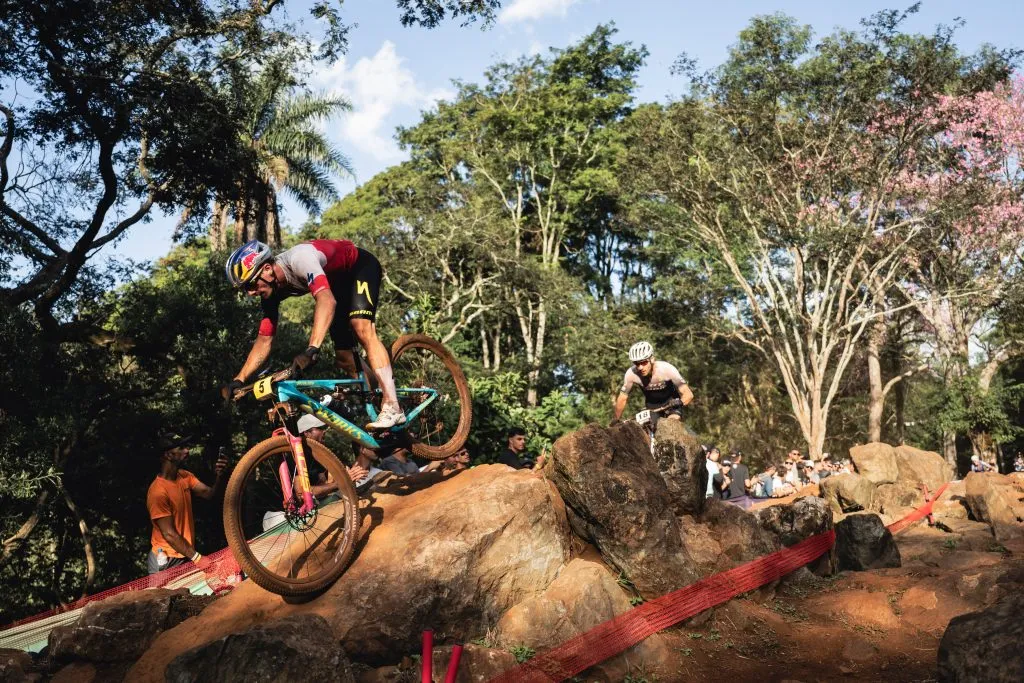 Martin Vidaurre pelea por la parte alta de la Copa del Mundo UCI XCO. Foto: Bartek Wolinski / Red Bull Content Pool.