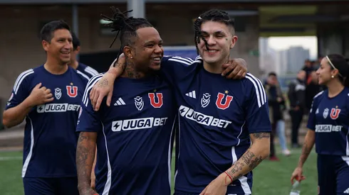 Polimá WestCoast y El Aqua VS con la camiseta de la U.