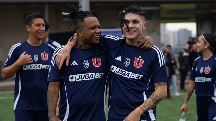 Polimá WestCoast y El Aqua VS con la camiseta de la U.