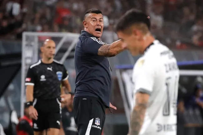 Jorge Almirón le da indicaciones a Zavala ante Godoy Cruz. (Jonnathan Oyarzun/Photosport).